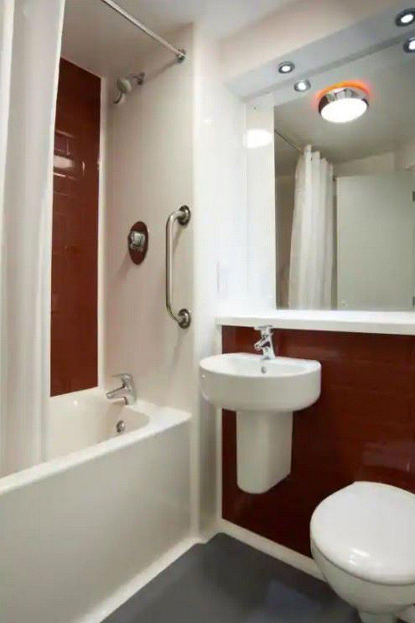 Travelodge London Teddington Extérieur photo