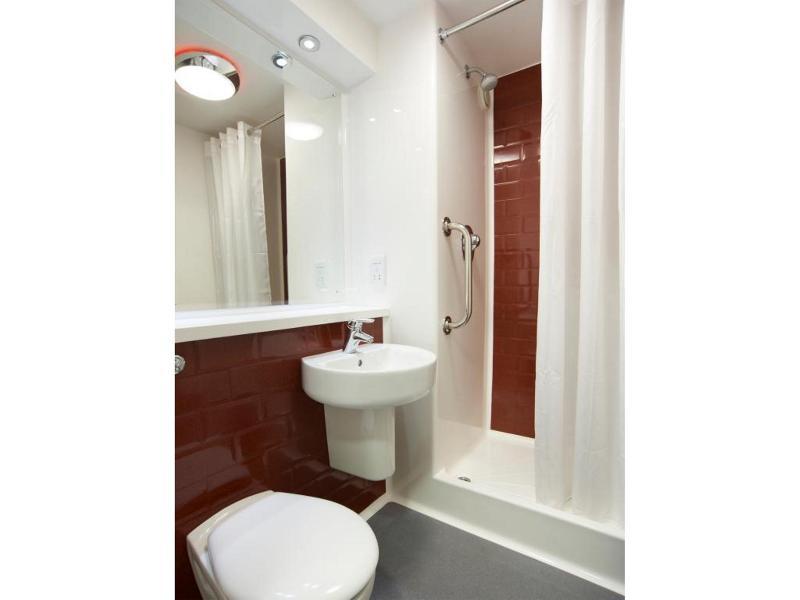 Travelodge London Teddington Extérieur photo