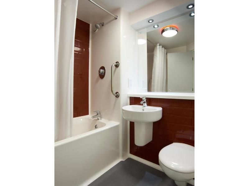 Travelodge London Teddington Extérieur photo