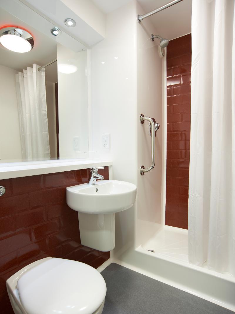 Travelodge London Teddington Extérieur photo