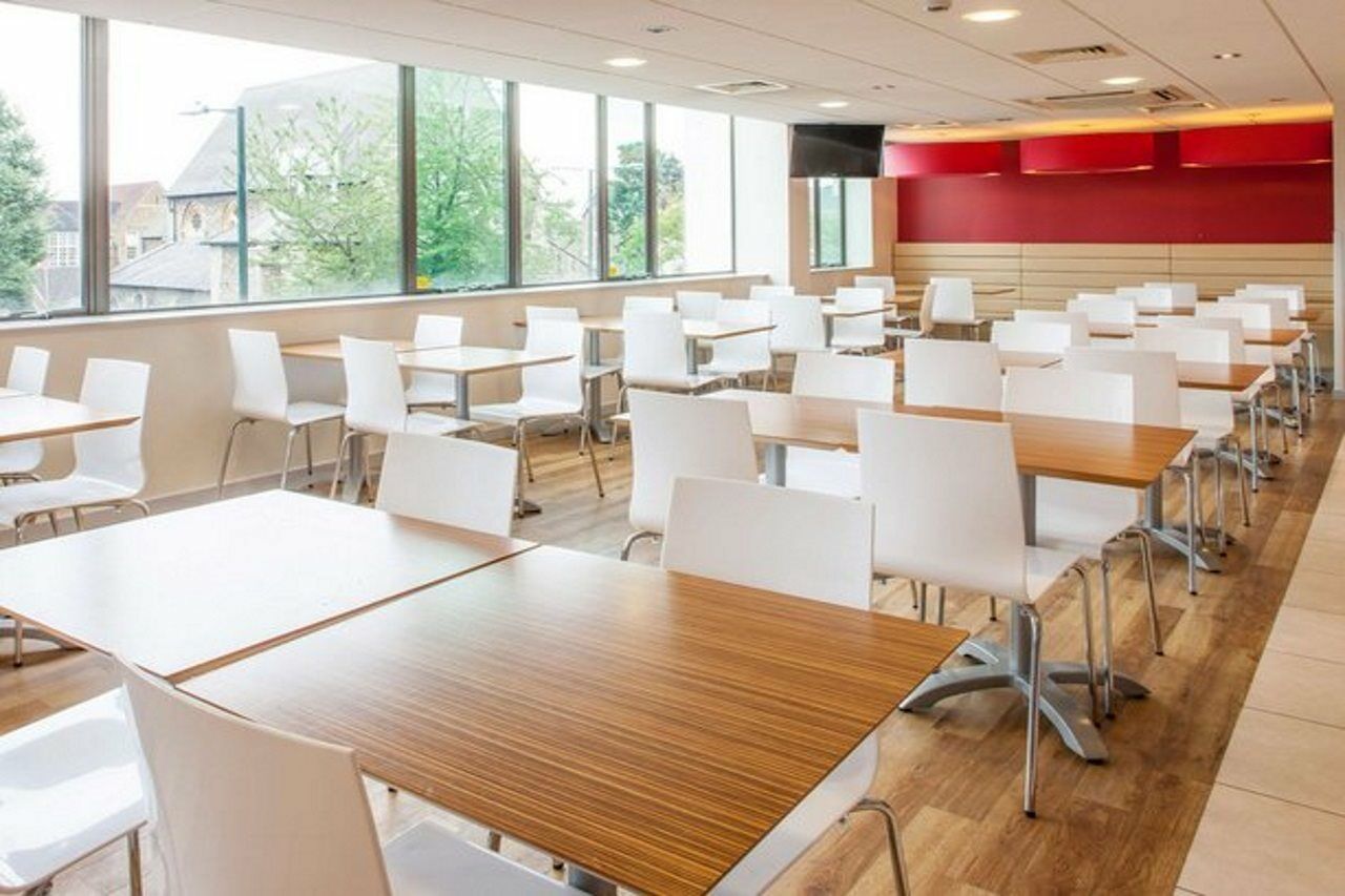 Travelodge London Teddington Extérieur photo