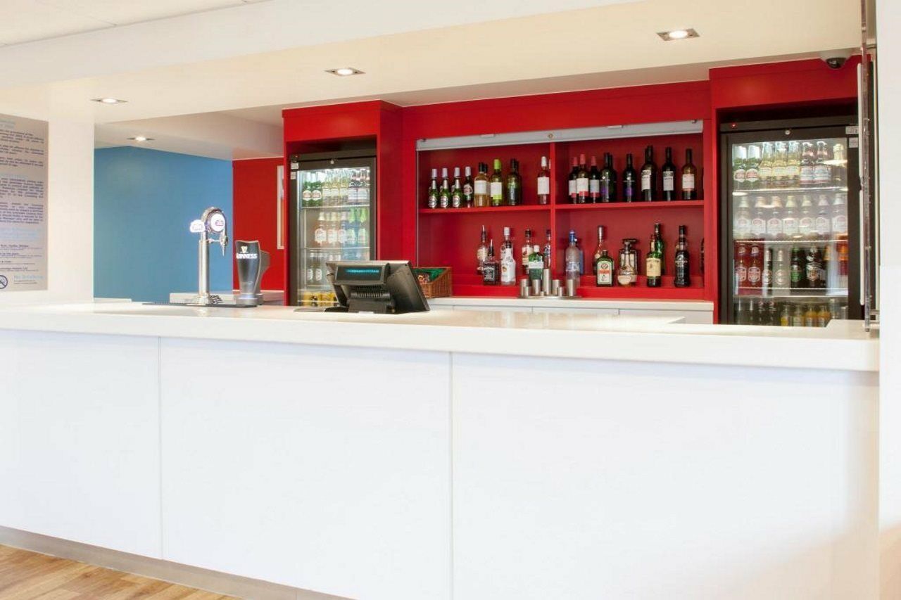 Travelodge London Teddington Extérieur photo
