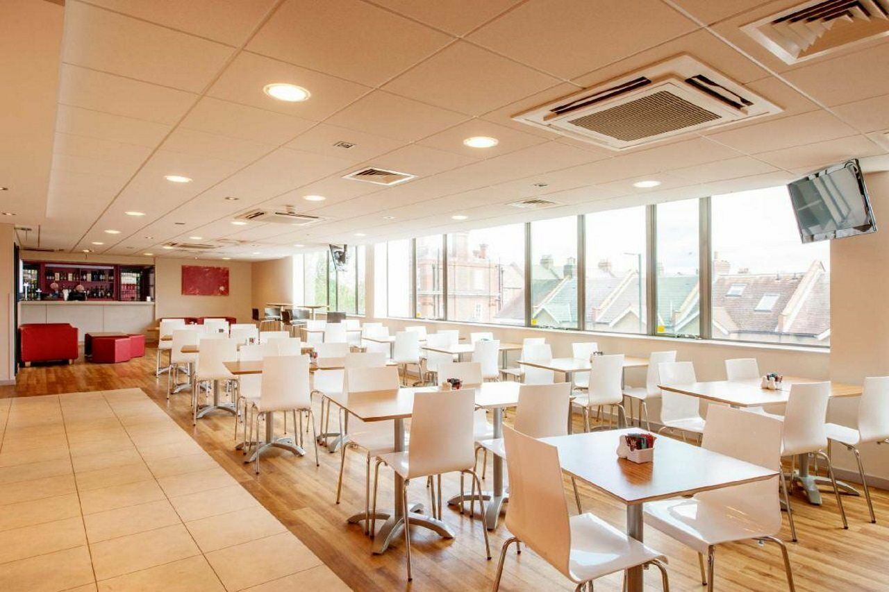 Travelodge London Teddington Extérieur photo